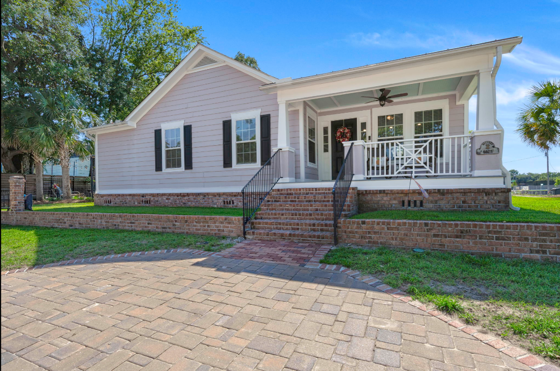 Front porch of Bess, the Boulevard Lane rental home